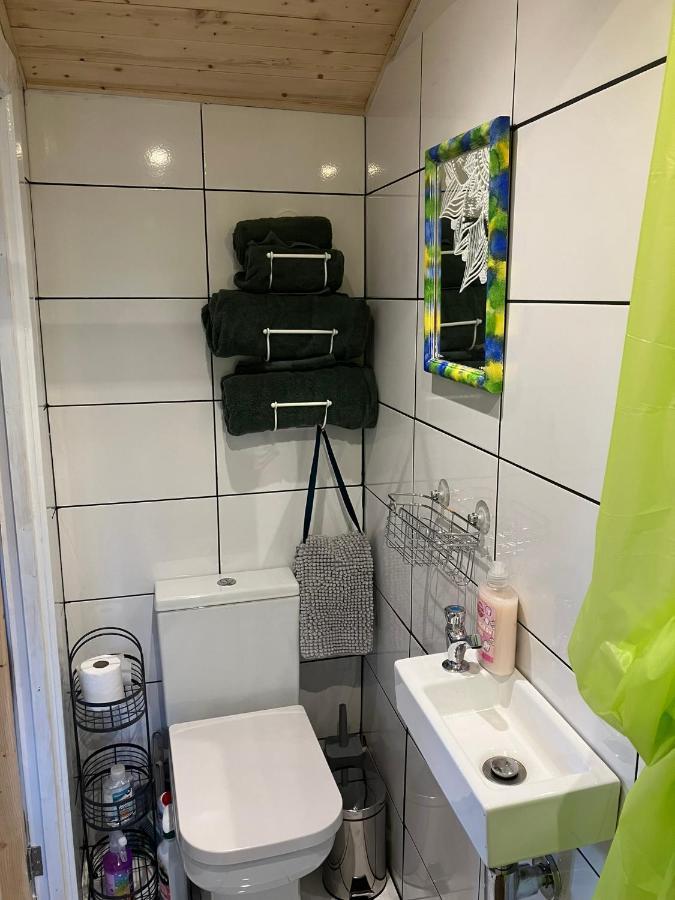 1 Bed Converted Railway Wagon Near Крикоуел Екстериор снимка