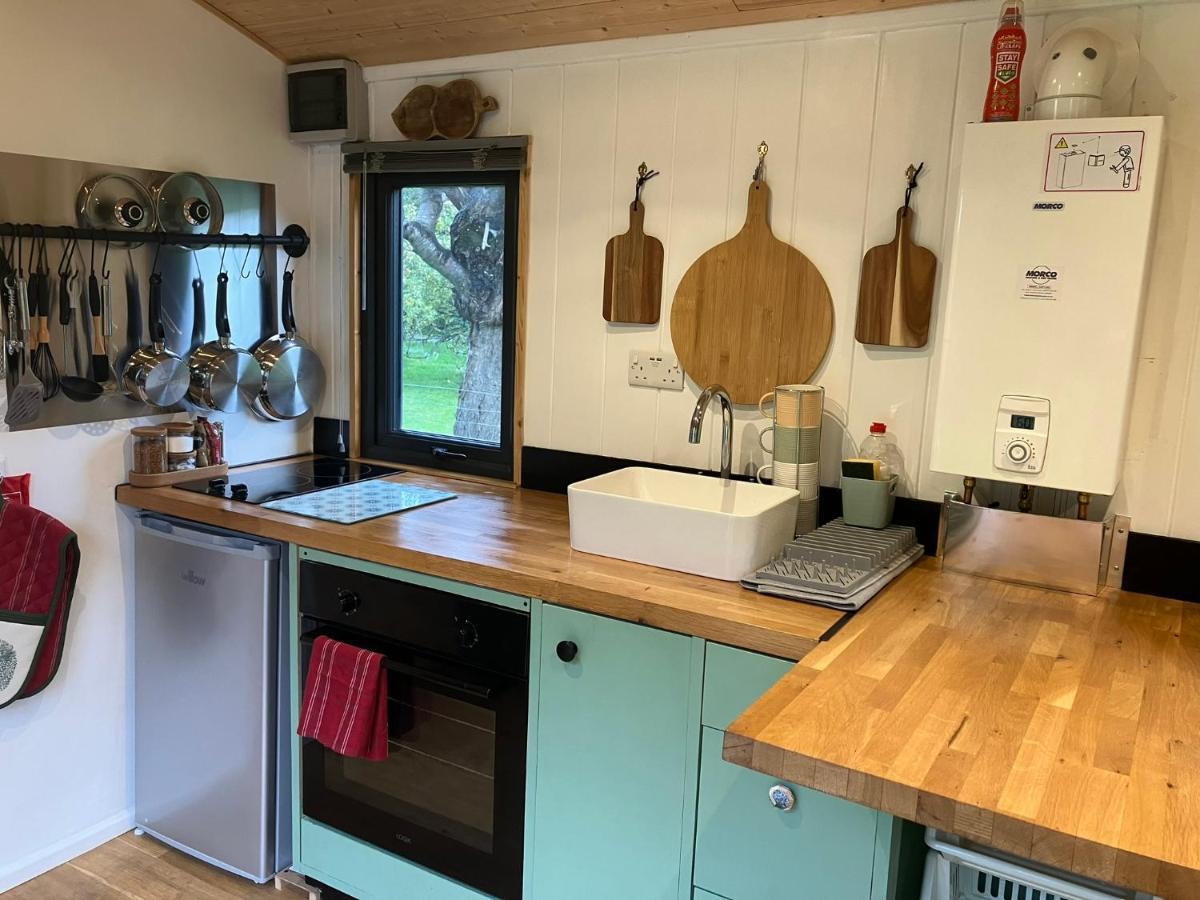 1 Bed Converted Railway Wagon Near Крикоуел Екстериор снимка