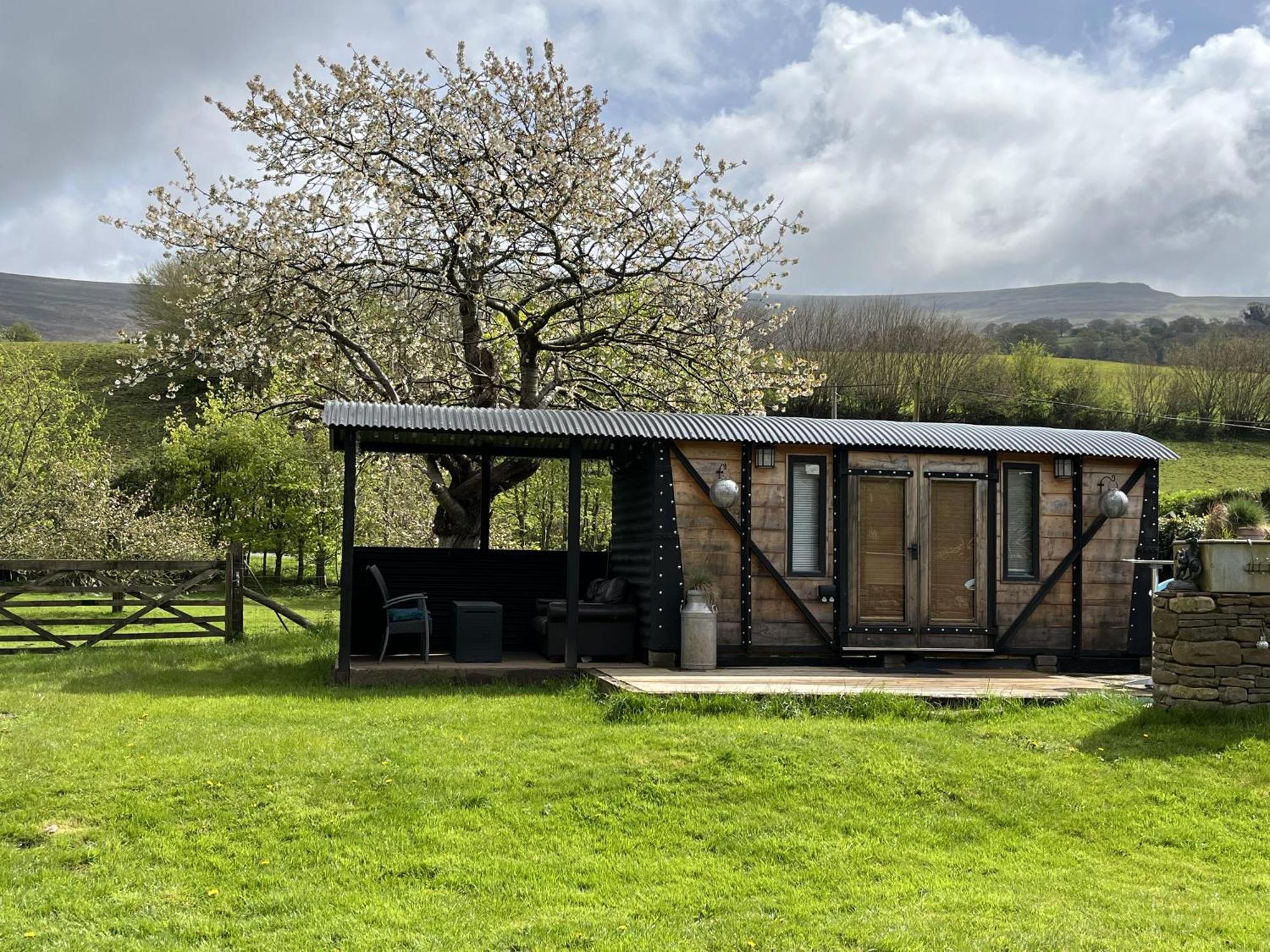 1 Bed Converted Railway Wagon Near Крикоуел Екстериор снимка